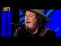 Zucchero alla chitarra acustica esegue blu