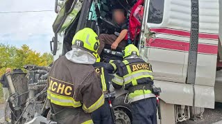 ❗️Кіровоградщина: рятувальники деблокували постраждалого з вантажівки після ДТП 🚒