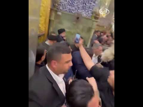 السيد مقتدى الصدر يزور مرقد الإمام علي ع 