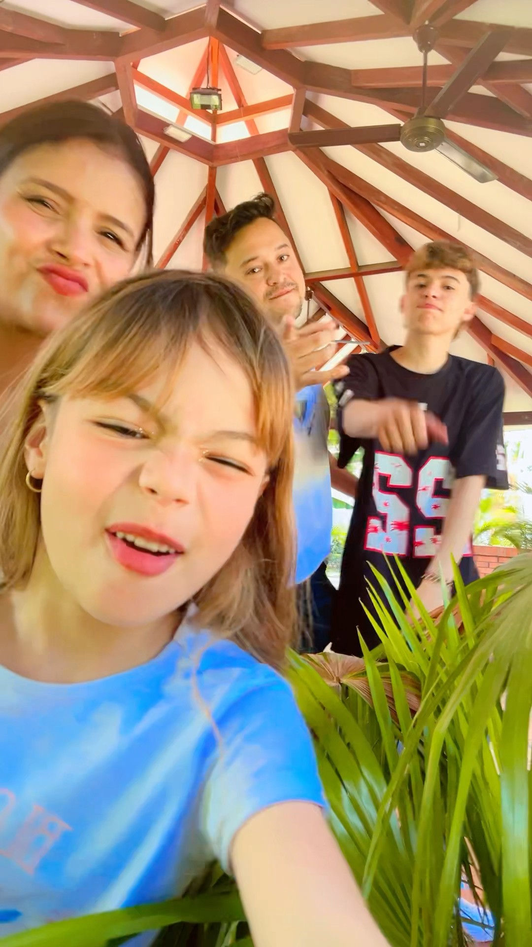 CAPAS SI BAILAMOS ! # #musica #humor #cosasdefamilia #comedia #shortviral
