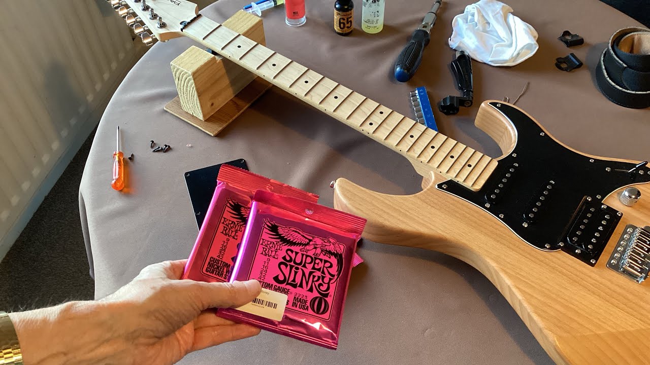 19 Easy Guitar for Beginners LESSON 19 changing electric guitar