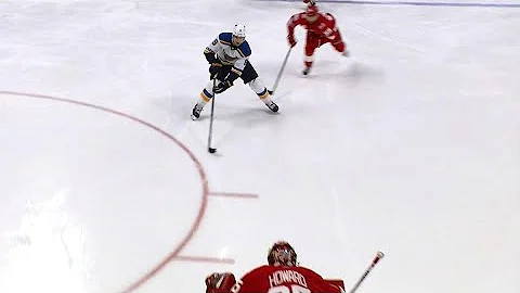 Upshall dekes out Howard on breakaway after steali...