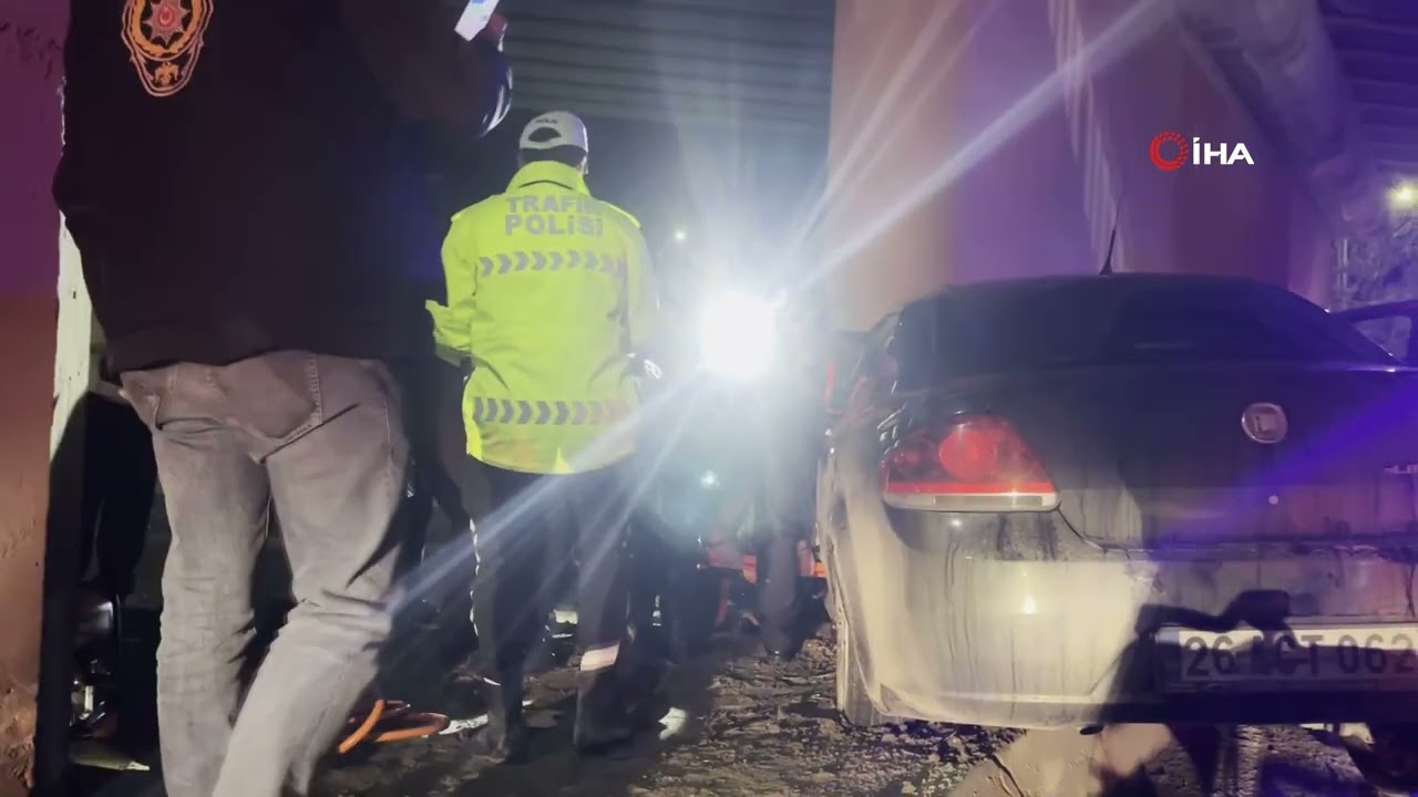 Kontrolden çıkan otomobil köprünün kolonuna saplandı