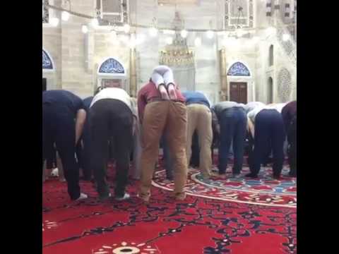 Babası  Namaz  Kılarken Sırtına  Tırmanan Çocuk