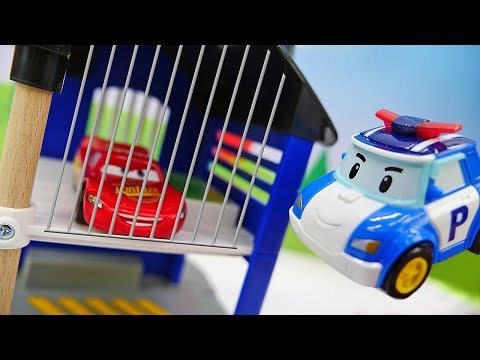 Robocar Poli Şimşek McQueen'e ceza veriyor. Yardımcı arabalar.