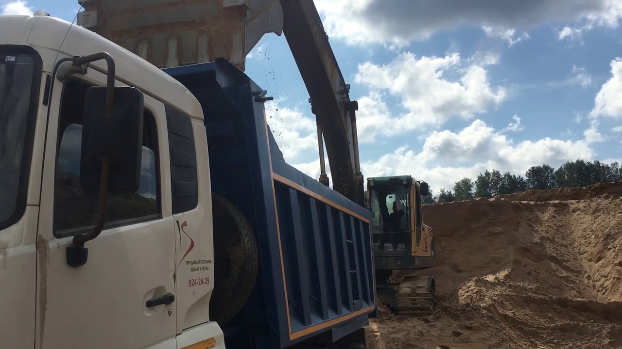 Погрузка песка на карьере - YouTube