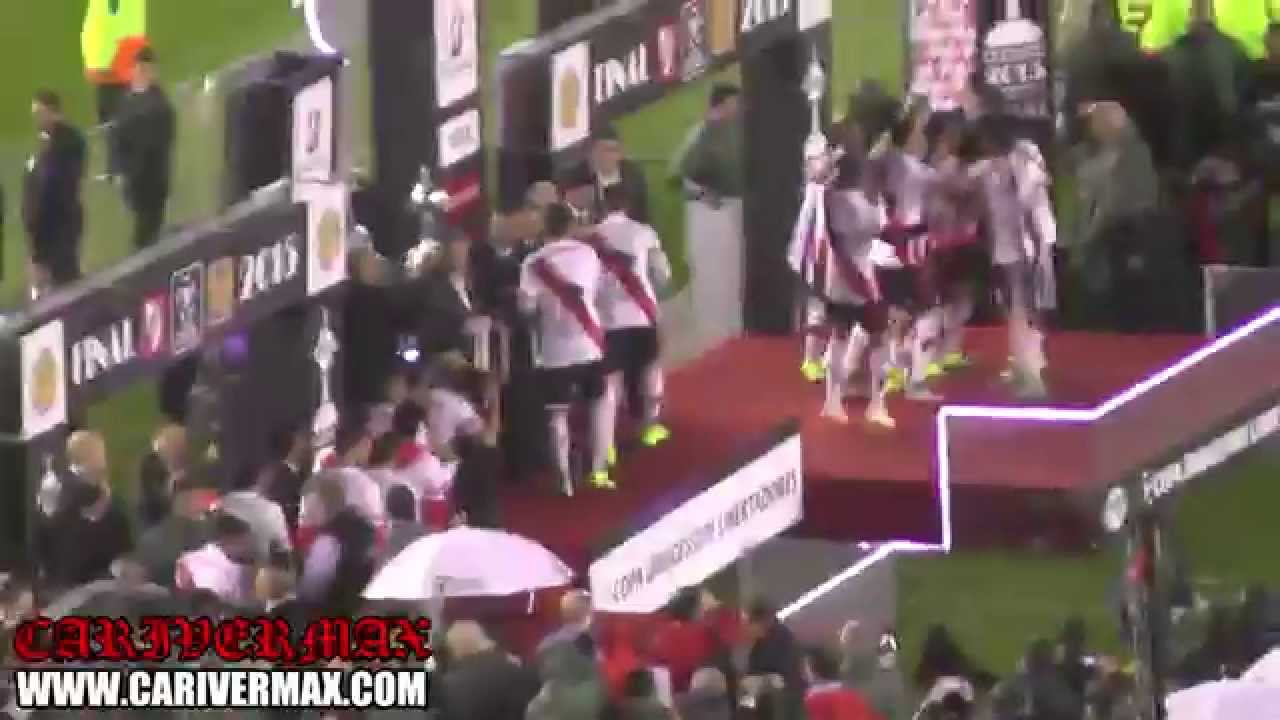 LOS JUGADORES DE RIVER LEVANTAN LA COPA LIBERTADORES DE AMERICA 2015 ...