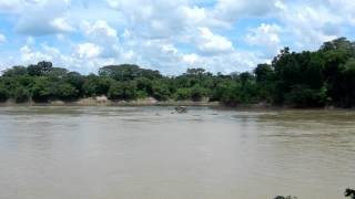 Guatemala al otro lado del río. Toma desde Frontera Corozal, México.