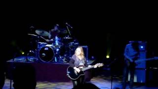 Watch Melissa Etheridge Drag Me Away video