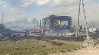 10 домов сгорели дотла из-за ветра.