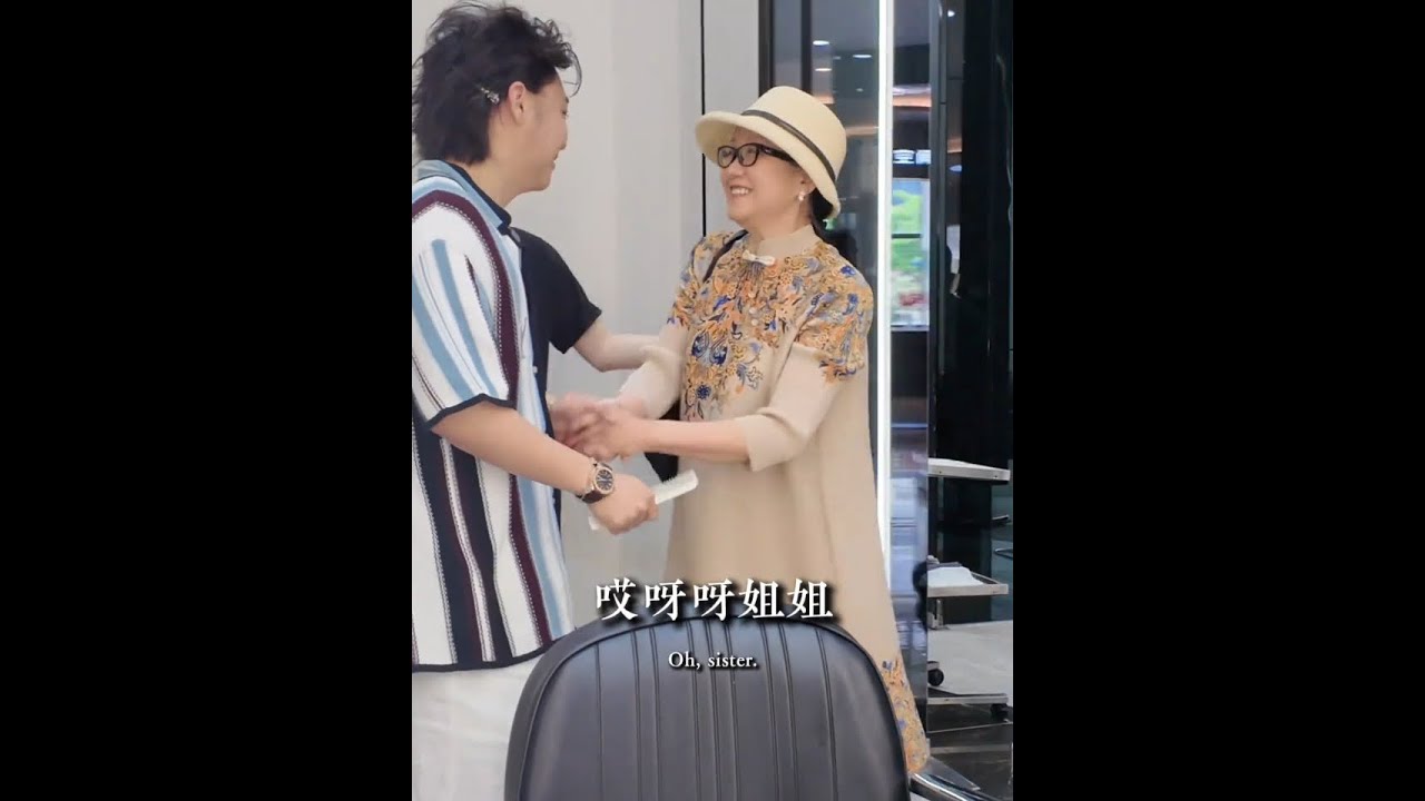 “本月最佳改造！”63 岁姐姐白发遮面半生，终于摘下了帽子！因满头白发染黑后的高难度发质更让美丽遥不可及。我深知频繁染发的危害，秉持健康理念，采用温和漂发方案，将防断精华融入漂粉，边褪黑边养护，用屏障