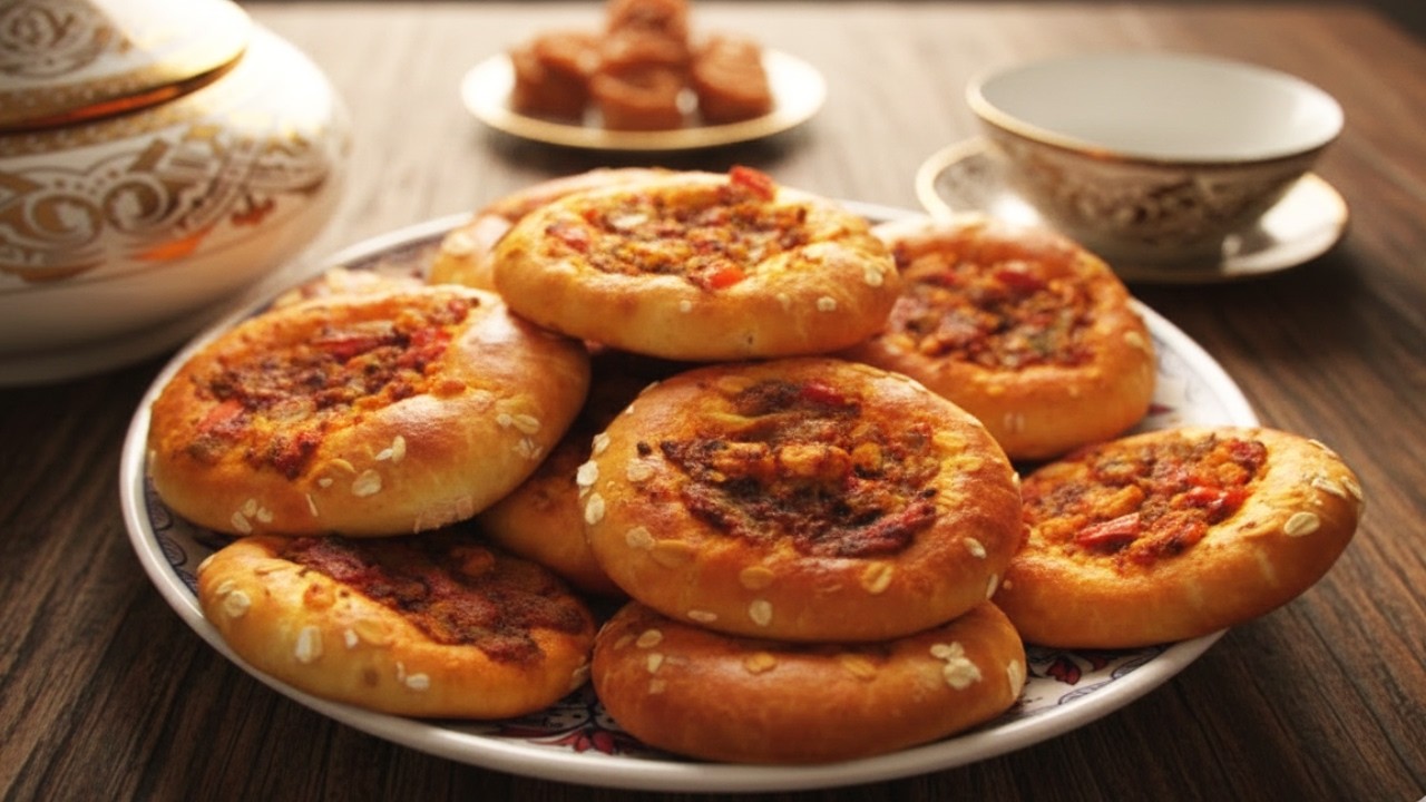 تهناي من الوقوف في الكوزينة! فطائر رمضان بعجينة سحرية كتحضر في دقائق وبحشوة كتدوب في الفم 🌙😍