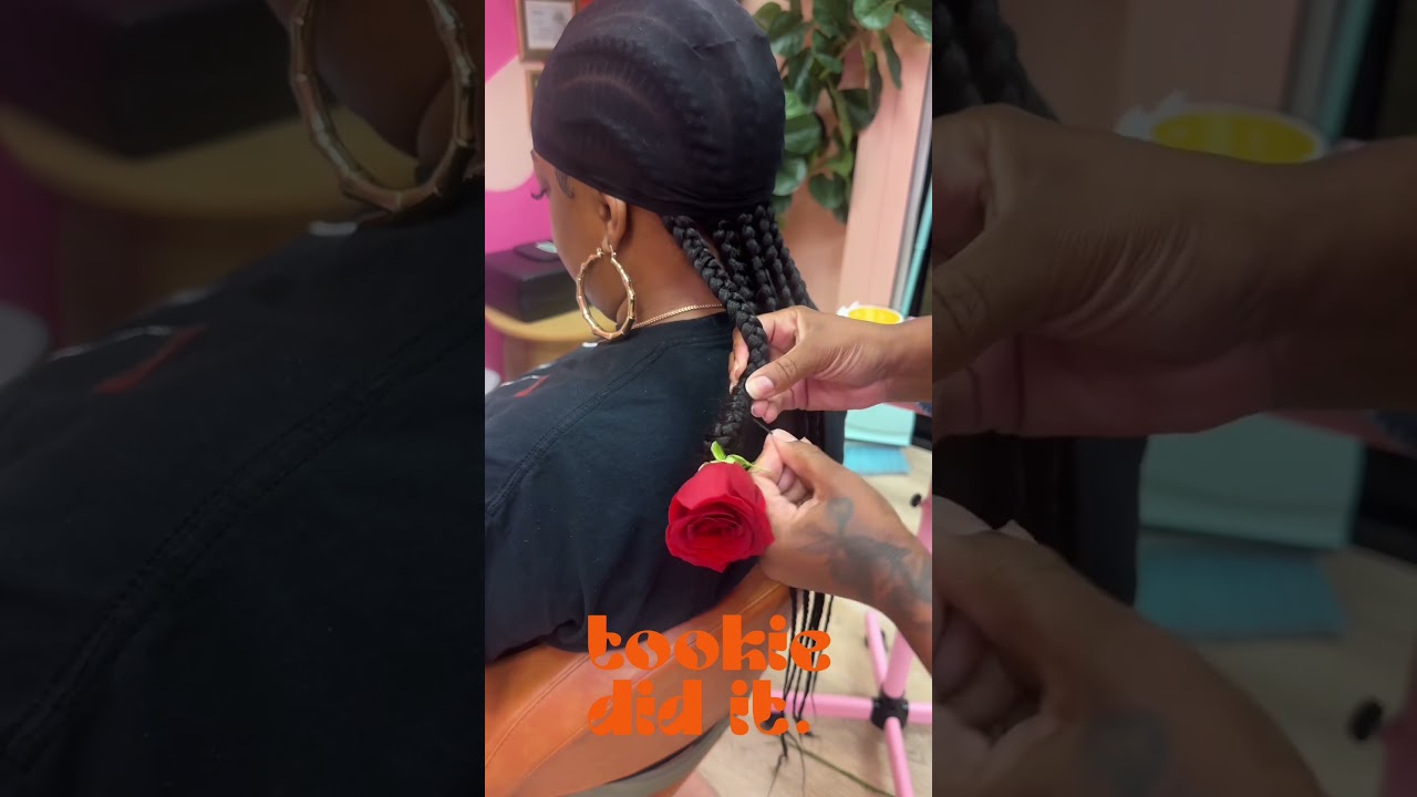 Add fresh rose to the braids🌹