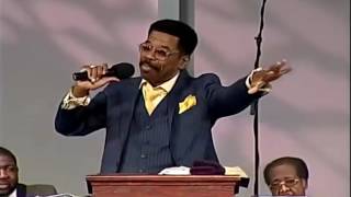 Bishop Darrell Hines Preaching at the 2016 COGIC Men's Conference!