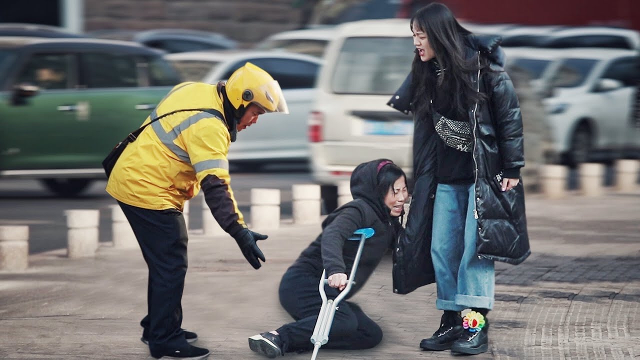 Бессмысленная дочь гнушается своей хромой мамы на улице | Социальный Эксперимент