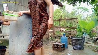 gadis tetangga yang cantik mandi diluar hanya mengunakan sarung