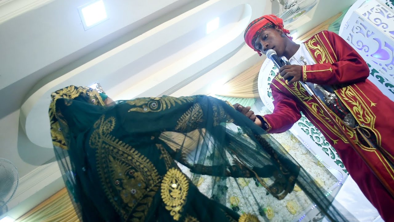 MAMBO YA KIHINDI BWANA HARUSI AMUIMBIA MKEWE HADI KUTOKA MACHOZI KWA MAHABBAT - HII HAIJAWAHI TOKEA