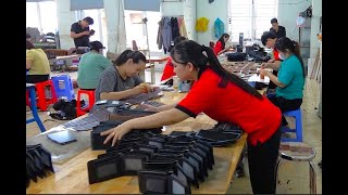 โรงงานในเวียดนามผลิตกระเป๋าสตางค์จำนวนมากโดยใช้แรงงานคนเท่านั้น ไม่มีระบบอัตโนมัติ