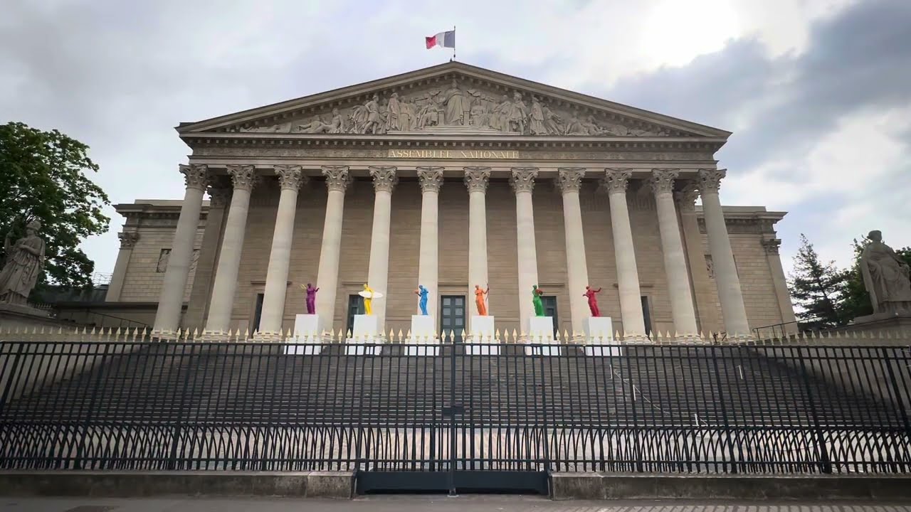 6 statues aux couleurs du drapeau LGBT ornent désormais la devanture de l'assemblée nationale pour célébrer les jeux olympiques et paralympiques de Paris 2024.