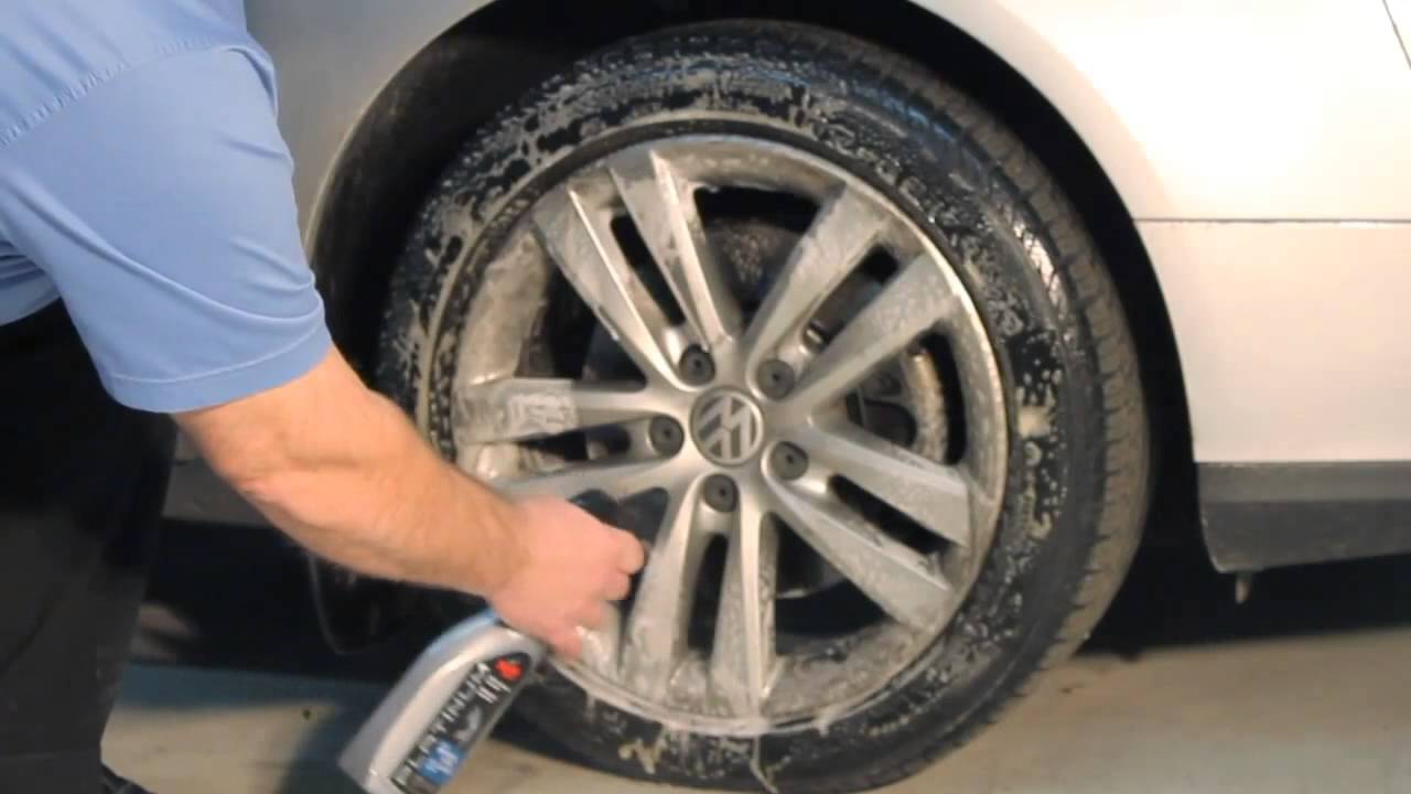 Cómo limpiar las llantas del coche sin hacer un máster