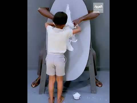 الفنان السنغالي بوبو يرسم طفلا بيدي الصغير دون النظر إلى اللوحة