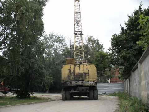 Old soviet wheel base crane KS-5363 active movin"