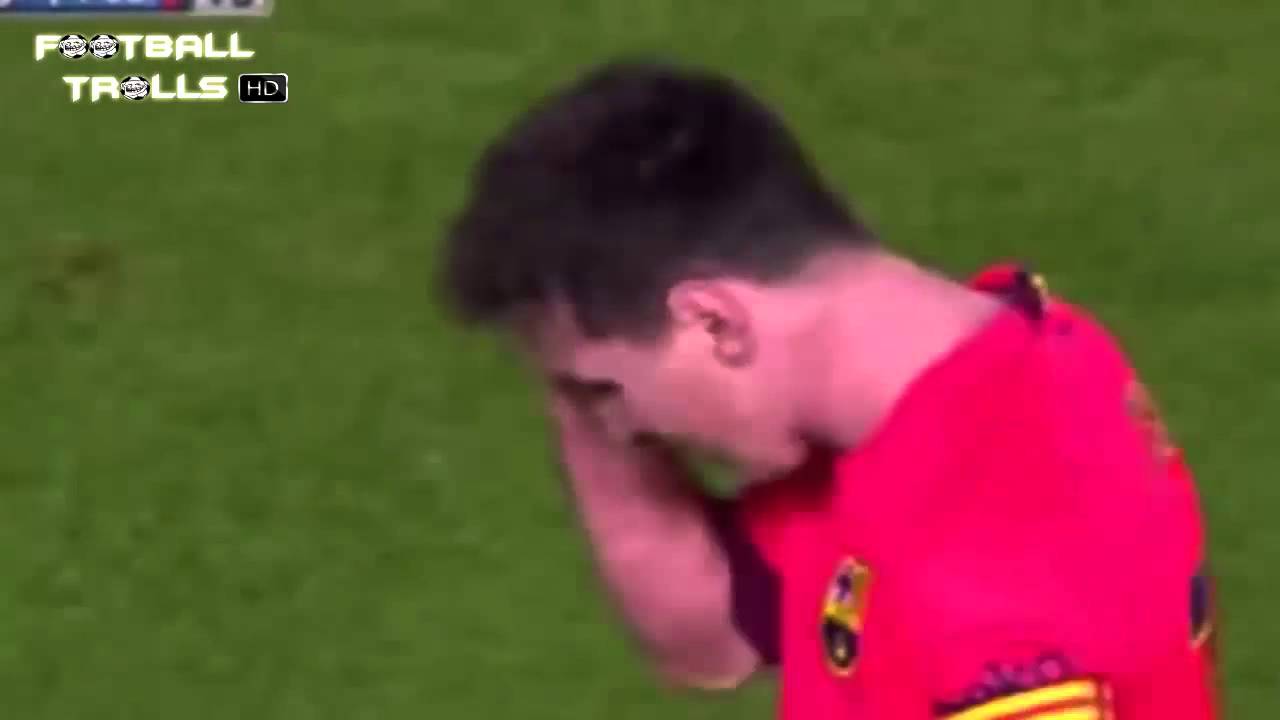 OMG!! Lionel Messi gets hit by a Valencia Fan [HD] - YouTube