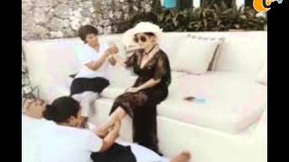 Syahrini Pakai Lingerie Transparan Bergaya Bak Ratu