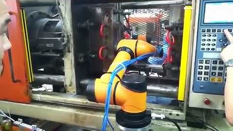 AUBO robots working with CNC machine.