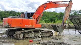 Excavator Beko Bekerja Muat Pasir Saring Ke dalam Mobil Beko /Dumptruck Pasir
