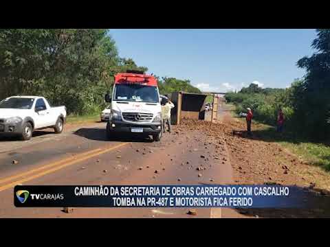 Caminhão da secretaria de obras carregado com cascalho tomba na PR-487 e motorista fica ferido