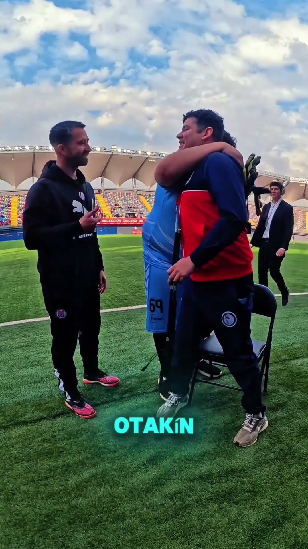 Erik Rodríguez en la cancha con el DC. Raúl Mancilla
