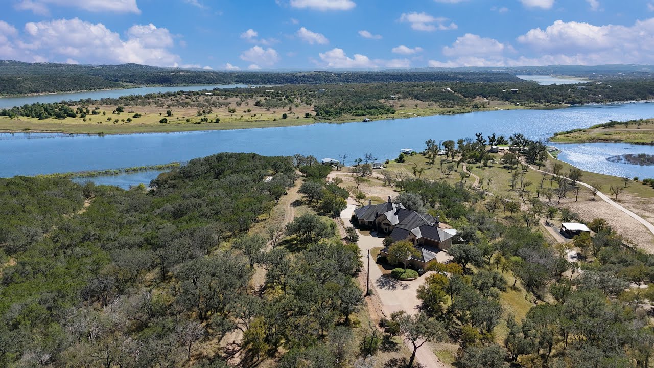 Дом на берегу озера Трэвис! Дом мечты для любителей автомобилей в холмистой местности Техаса