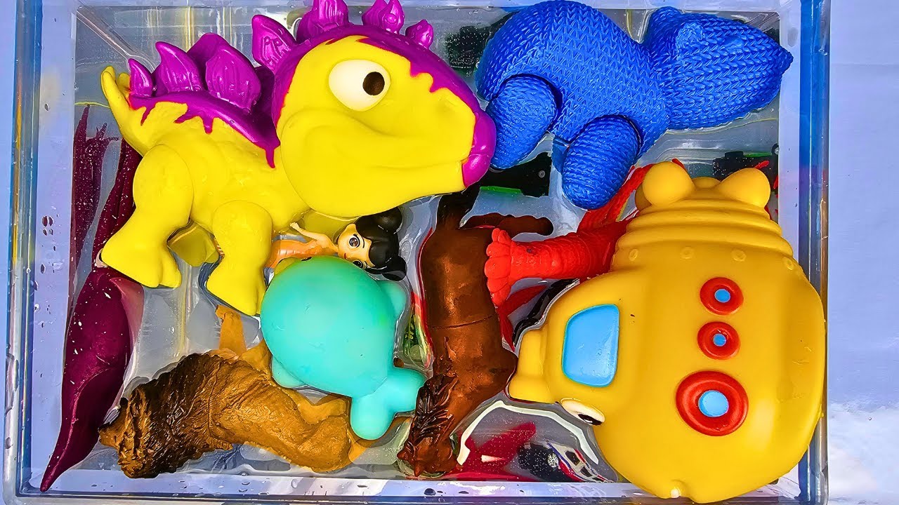 Sink or Float? Luppi Tests Toys in Water!