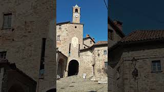 Castello @ Morsasco
It is a superb manor located in a dominant position over the Bormida valley, from whose tower it was possible to control the vast area that goes from the hills of Acqui to the West as far as Alessandria. It is a superb manor house in a dominant position over the Bormida valley, from whose tower it was possible to control the vast area that goes from the hills of Acqui to the West to beyond Alessandria to the East, from the Monte Rosa massif to the North to the Ligurian Apennines to the South. The castle was once of more modest dimensions, it was enlarged in various stages by the various masters who succeeded one another: by the Malaspina family during the 15th century, by the Trentino counts of Lodrone in the 16th century and at the beginning of the 18th century by the Genoese Centurione Princes. Inside the castle there is a large hall once used for playing tennis, the apartments of the castellans, two beautiful frescoed rooms decorated with ancient fireplaces, and finally horrible prisons where you can still read graffiti and inscriptions left there by the ancient and unfortunate prisoners. On the south-east tower a stone panel is still perfectly visible where the coat of arms of the Centurione Scotto has been carved; on the corners of the same tower there are lion heads, the heraldic symbol of the Counts of Lodrone. The Centurions, who became Princes of the Holy Roman Empire in 1654, had the right to exercise criminal jurisdiction (including capital) over their subjects of Morsasco; as evidence of this, there is still today a house called del Boia near the porta dellorologio overlooking the town square. The building retains this name because here was placed the beam where the canapo hung, used to inflict the strokes of rope: the criminal was stripped and was pulled up with his wrists tied to a rope passing through a trap. He remained hanging for a few minutes, then was let fall. The creaking of the trap combined with the screams of the accused, which after some time turned into moans, offered the scene a spectacularity that was meant to be a deterrent to the repetition of criminal episodes. The drawbridge and the moat no longer exist, replaced in 1740 by a stone bridge and subsequently buried. At the beginning of the enclosure you can see a beautiful bell tower with a clock that dates back to 1697 and still makes a fine show of itself in Piazza Vittorio Emanuele. Castello @ Morsasco