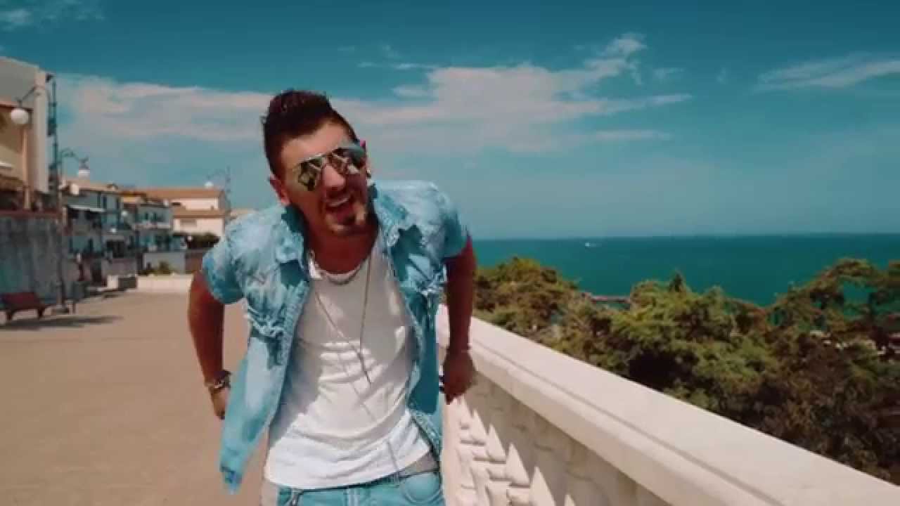 Ale X - Prendi e Parti (Official Video) auf YouTube ansehen Ale X - Prendi e Parti (Official Video) auf YouTube ansehen