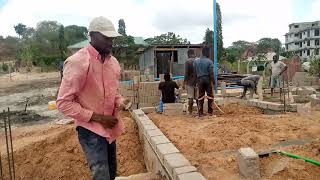 jinsi ya kuseti tofali  ya kwanza baada ya kumwaga zege la msingi