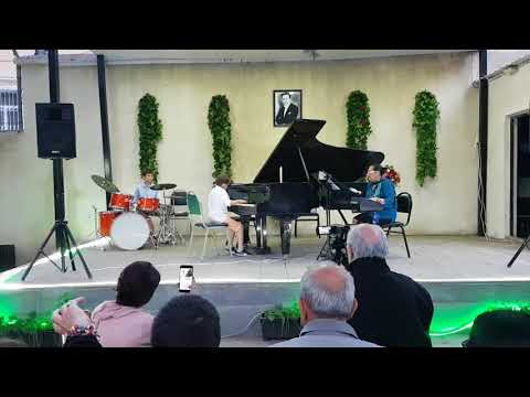 უკრავს ნიკოლოზ კანდელაკი