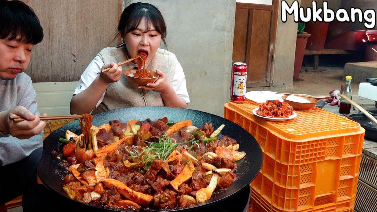 ⁣Mukbang | 압력솥으로 푹~ 삶아 만든 매운갈비찜 먹방 (가마솥에 옮겨서 끝까지 뜨겁게 먹었어요😎)