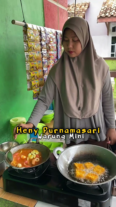 Because she was so curious about this mini stall, this lady brought her extended family.