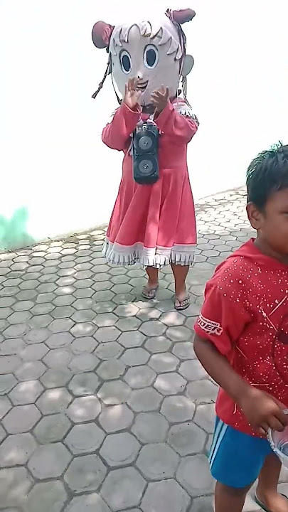 adex kecil ngamen bersama badut Marsha #shots