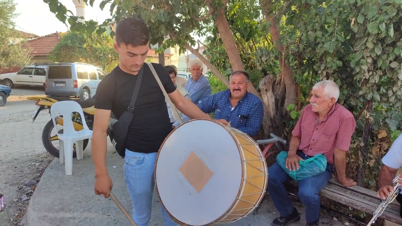 DEMİRCİ'DE TEKELER köyünden ALİM AKIN KLARNET çalıyor