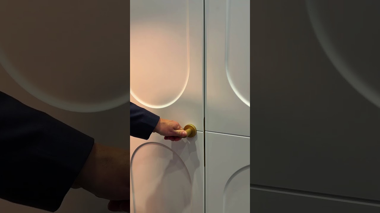 Арочная дверь Anse, встроенная в панель, превращает стену в плавную, стильную поверхность. 