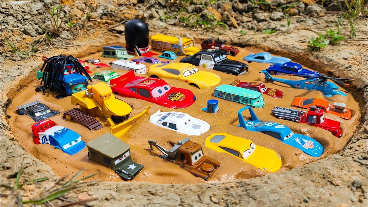 Seru! Membersihkan Mainan Mobil Disney Pixar Cars, Lightning McQueen, Chick Hicks, Carla Veloso