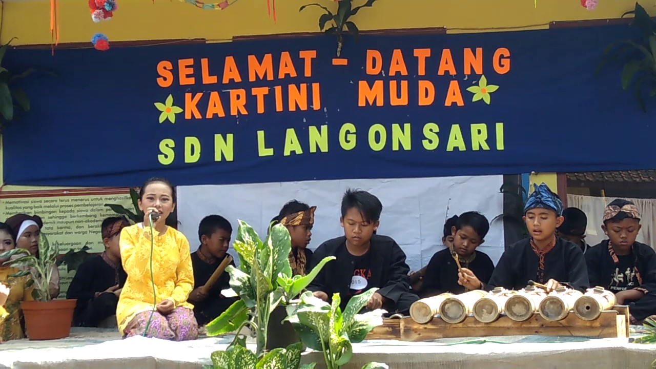 Kreasi Sunda kabaya beureum 