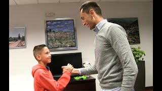 Fran, un niño que quiere ser árbitro, conoce a su ídolo, el colegiado murciano Sánchez Martínez