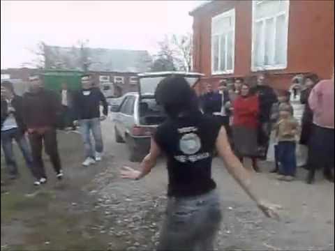 Чеченские девушки танцуют. Ловзар арби и ларисы. Ловзар чеченский. Тарамова халимат аюбовна. Чеченский танец девушки.