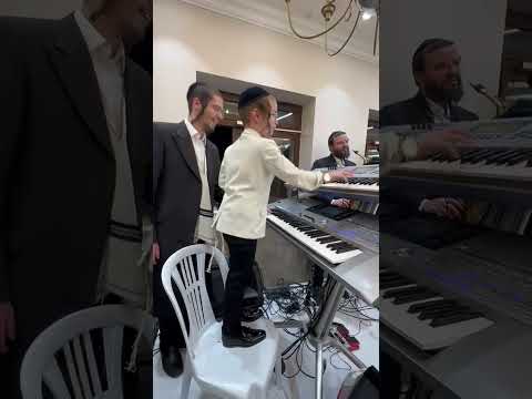 קלידן הפלא 💥 צפו: ילד כבן 9 נצפה מנגן בחתונה עם ארהלה סאמעט & מקהלת מלכות 🔥🔥🔥