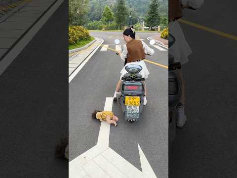 Electric vehicle safety harness is essential for taking children with you. #shorts
