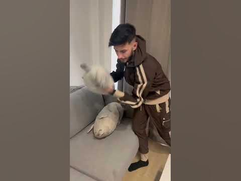 МЪЦИ ПОЛЗВА ЧЕТКА ЗА КОСА!!! - YouTube